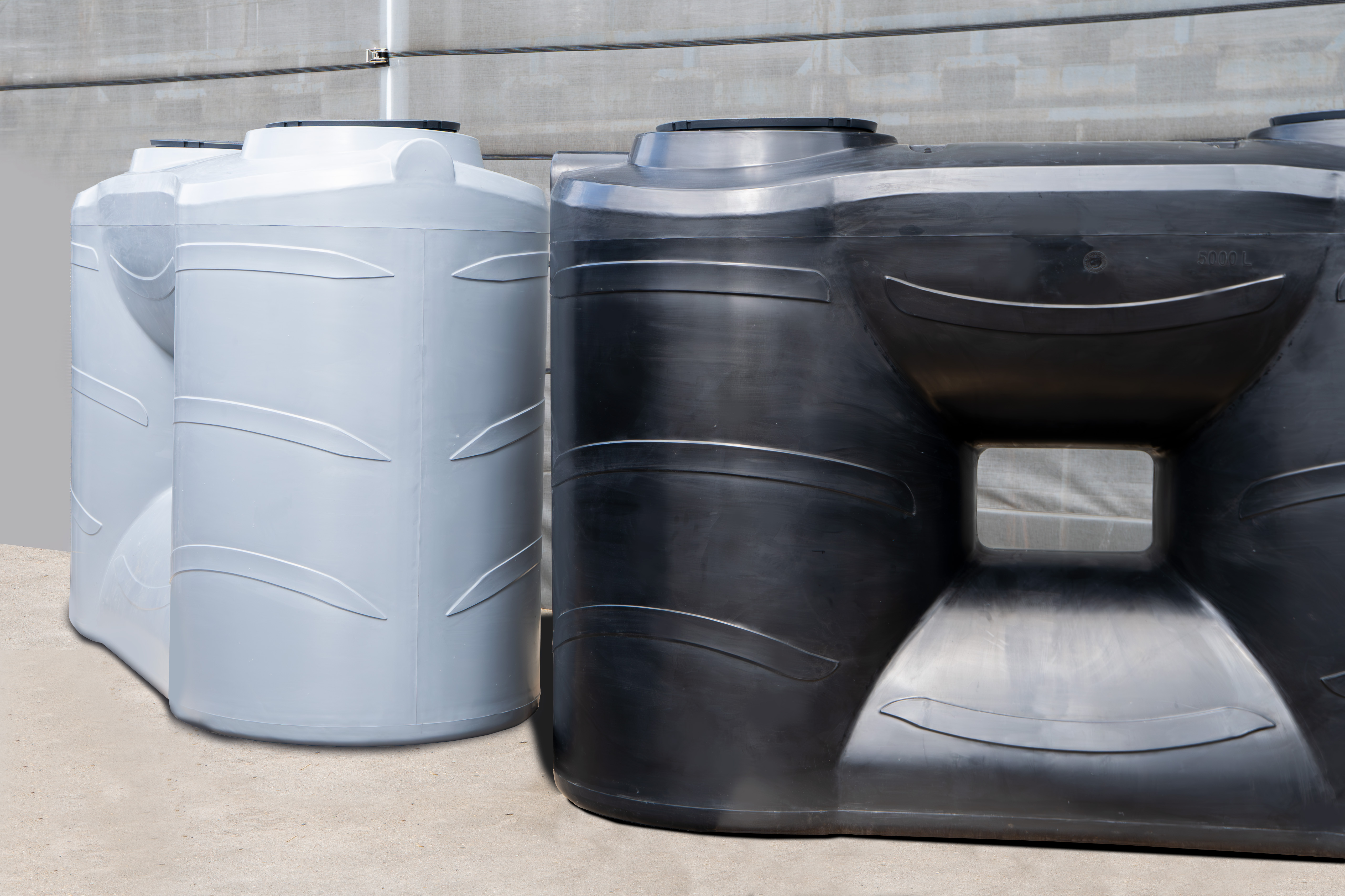 5000-Liter-Wassertanks in Grau und Schwarz mit zwei Deckeln zur sicheren Regenwasserspeicherung