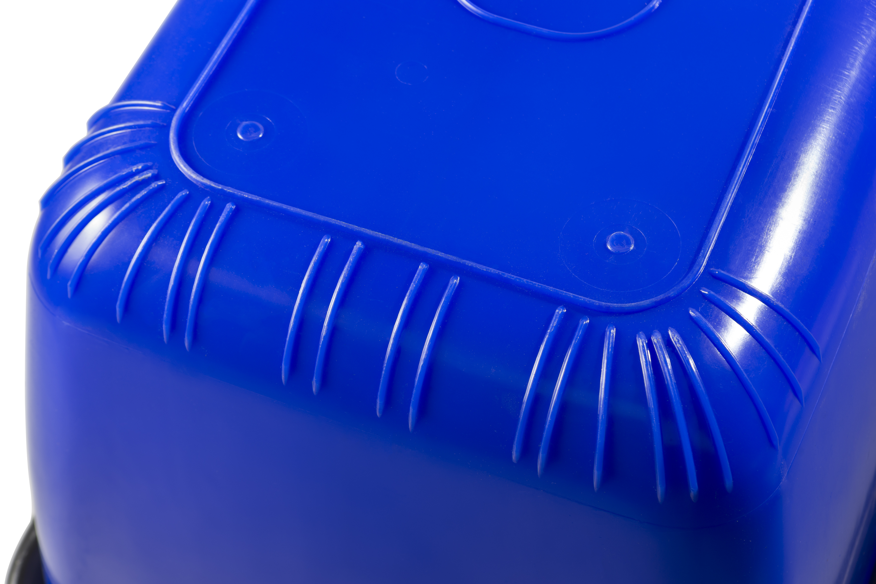Detailansicht der Ecke eines blauen 200 Liter Kastens, kranbar und TÜV-geprüft