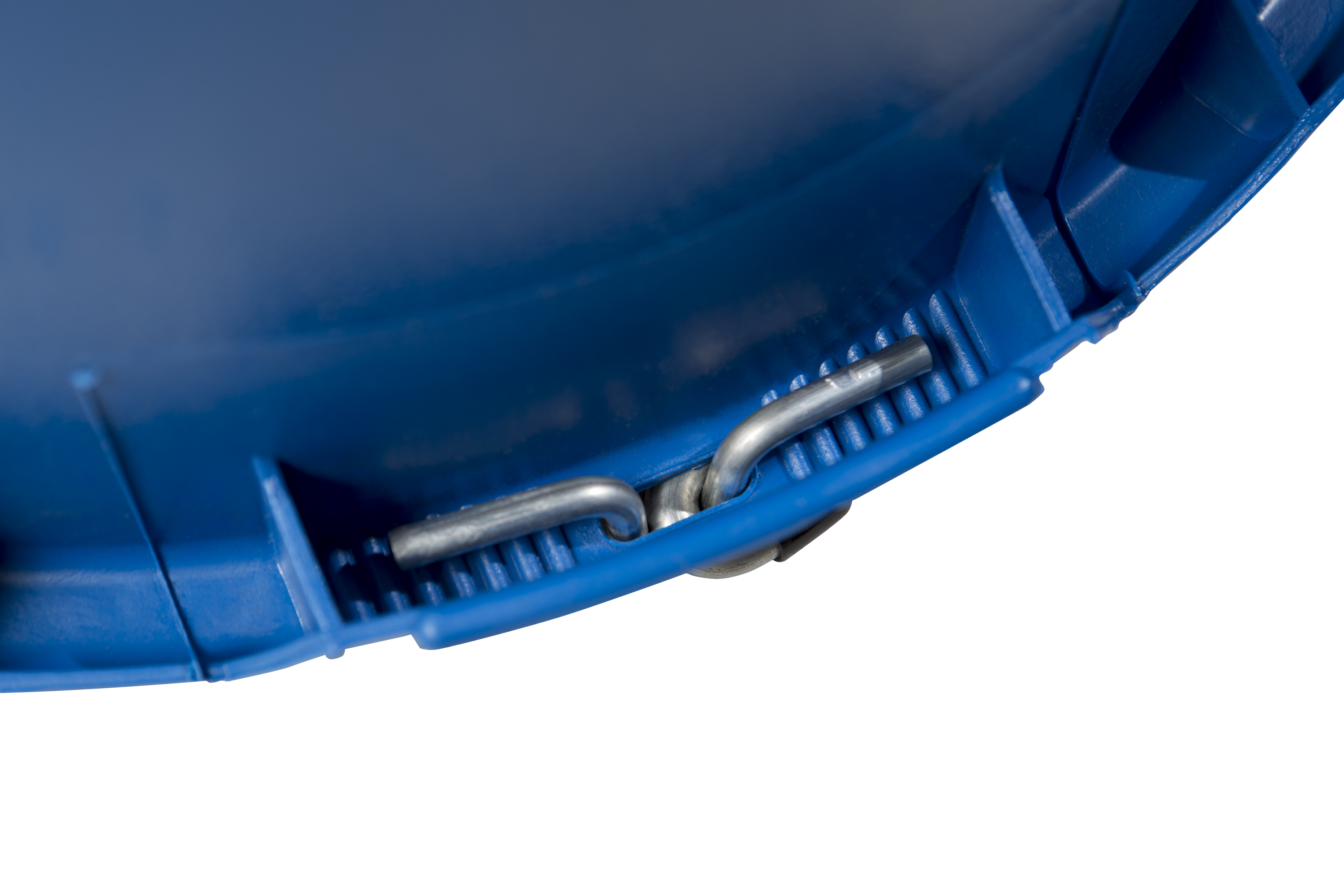 Detailansicht des Metallbügels eines blauen 40 Liter Eimers, kranbar und TÜV-geprüft