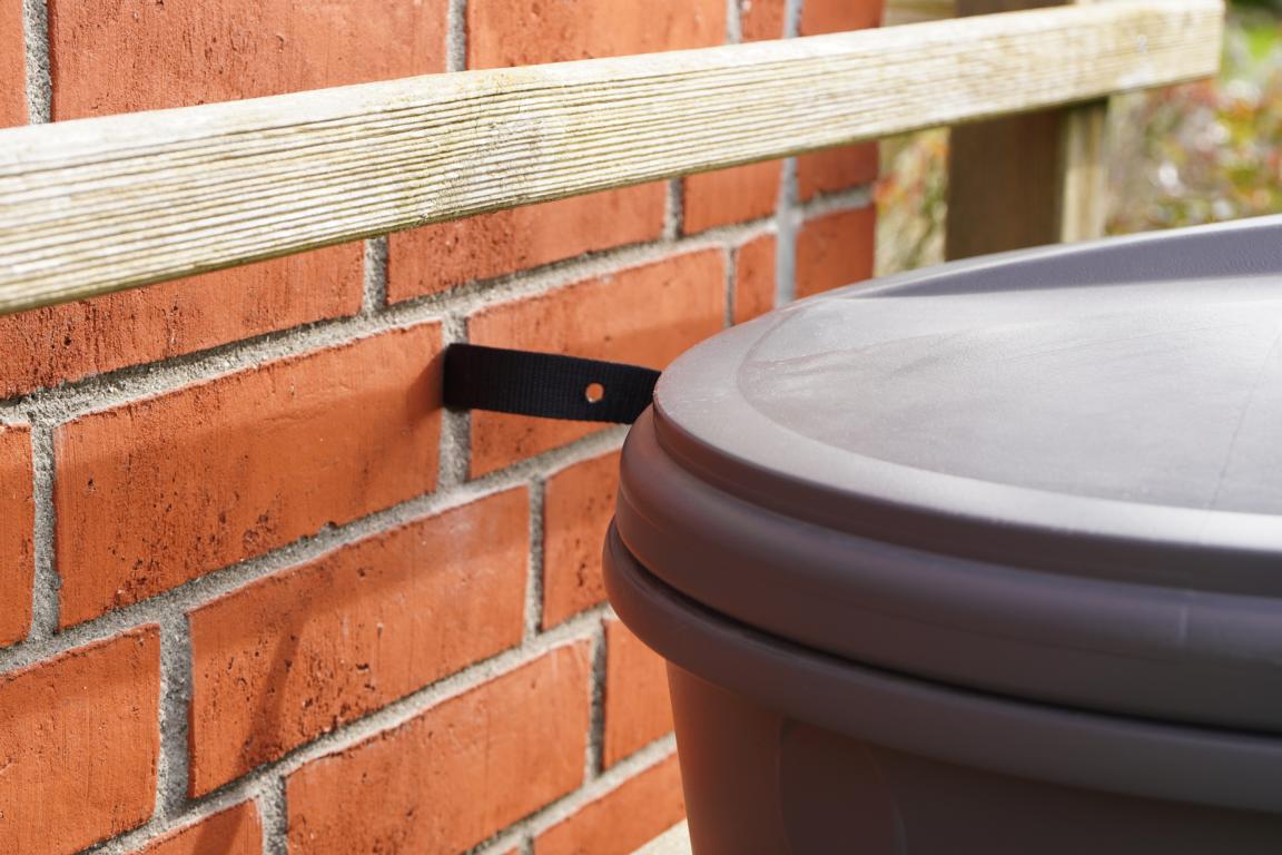 Windsicherung für Regenspeicher mit Befestigungsband