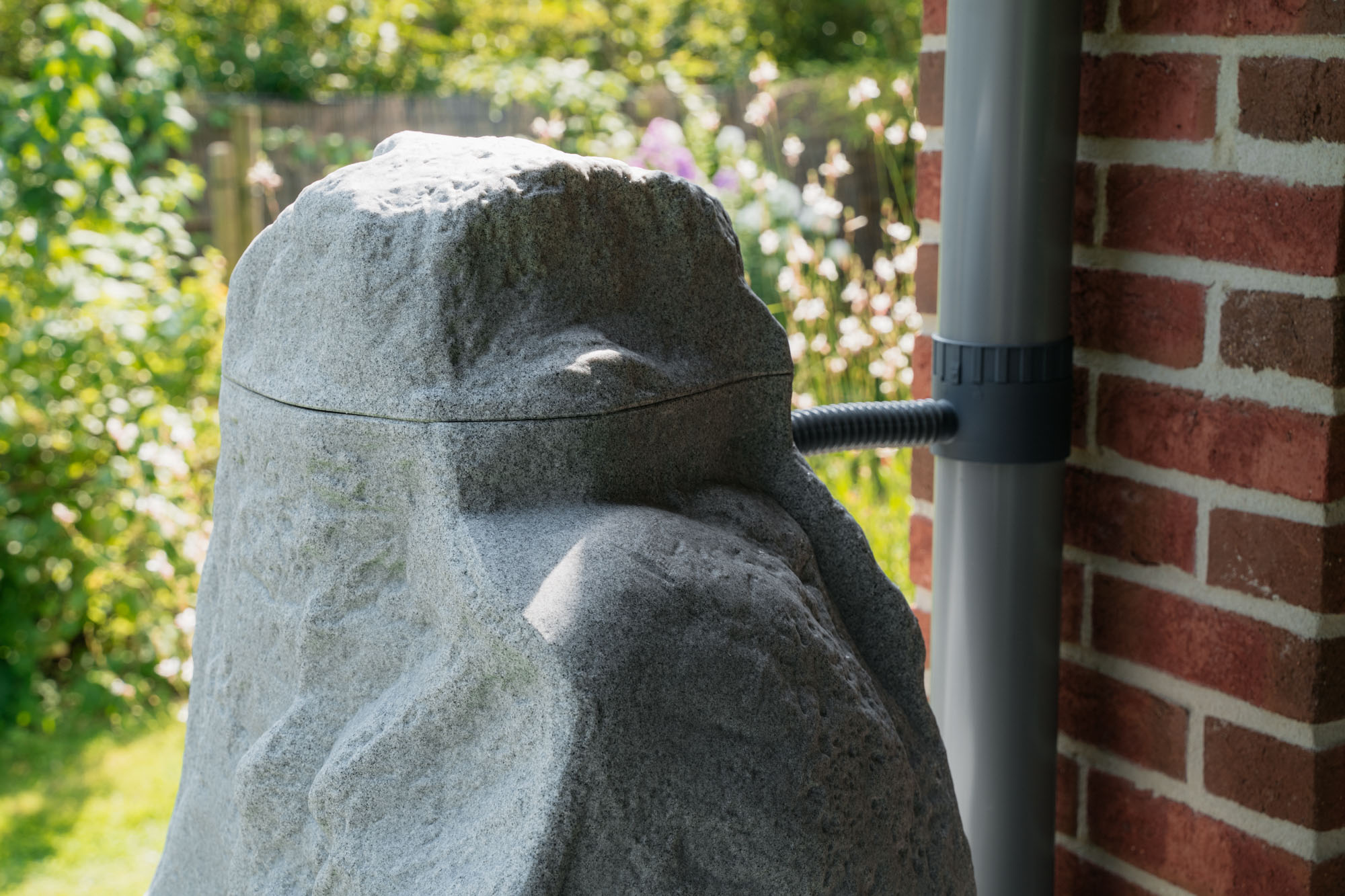 regenspeicher der am fallrohr durch den retomaten verbunden ist