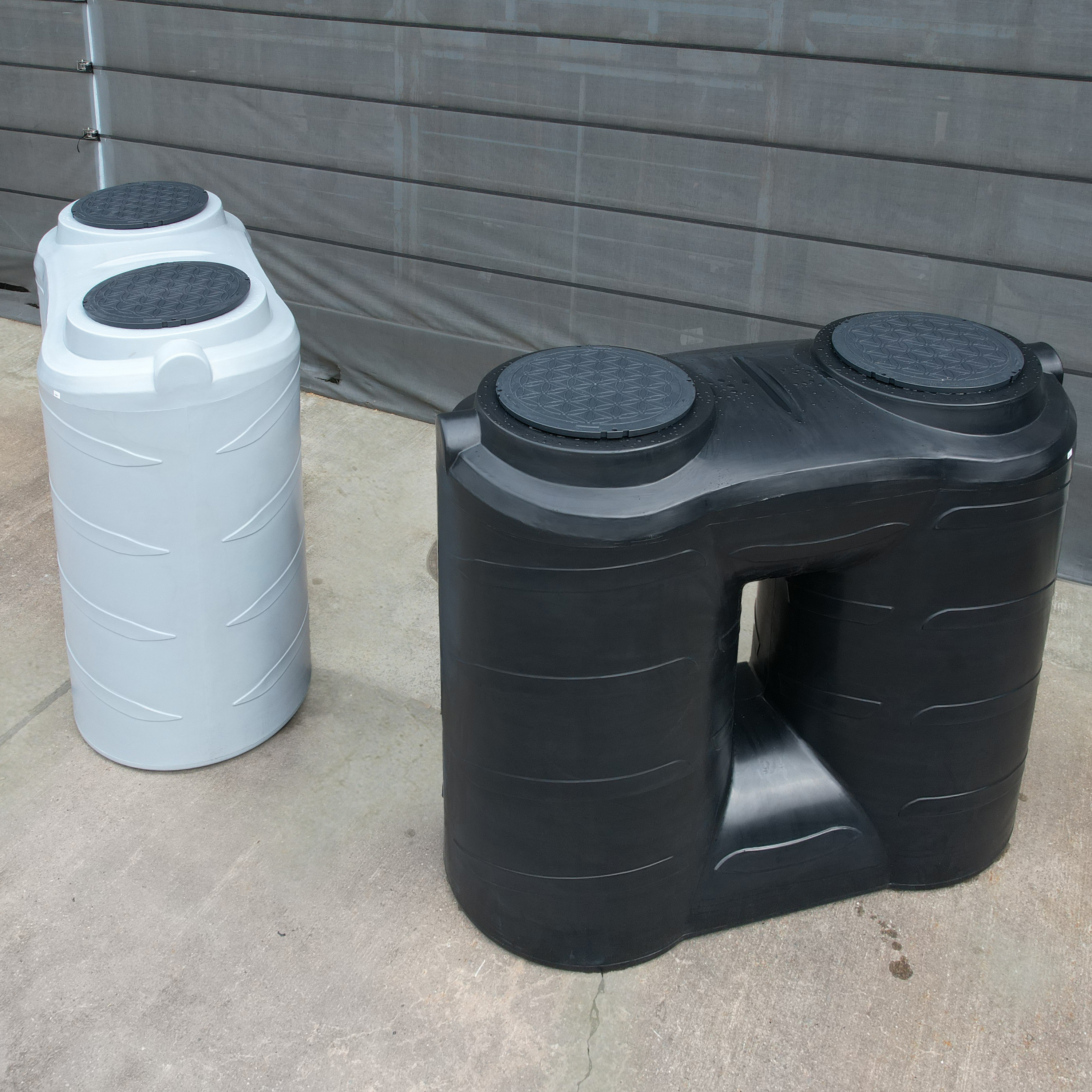 3000-Liter-Wassertank in Schwarz und Grau mit zwei Deckeln zur sicheren Regenwasserspeicherung, Ansicht von oben auf die Deckel