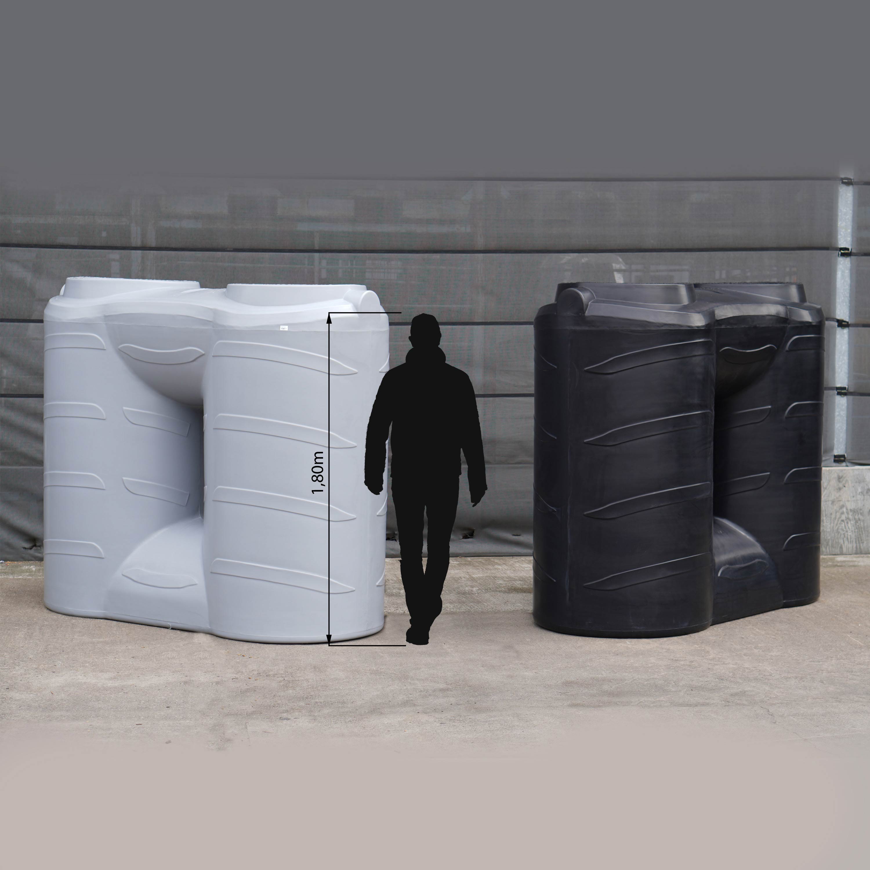 3000-Liter-Wassertanks in Grau und Schwarz mit Doppeldeckel neben einer Person zum Größenvergleich für Regenwasserspeicherung