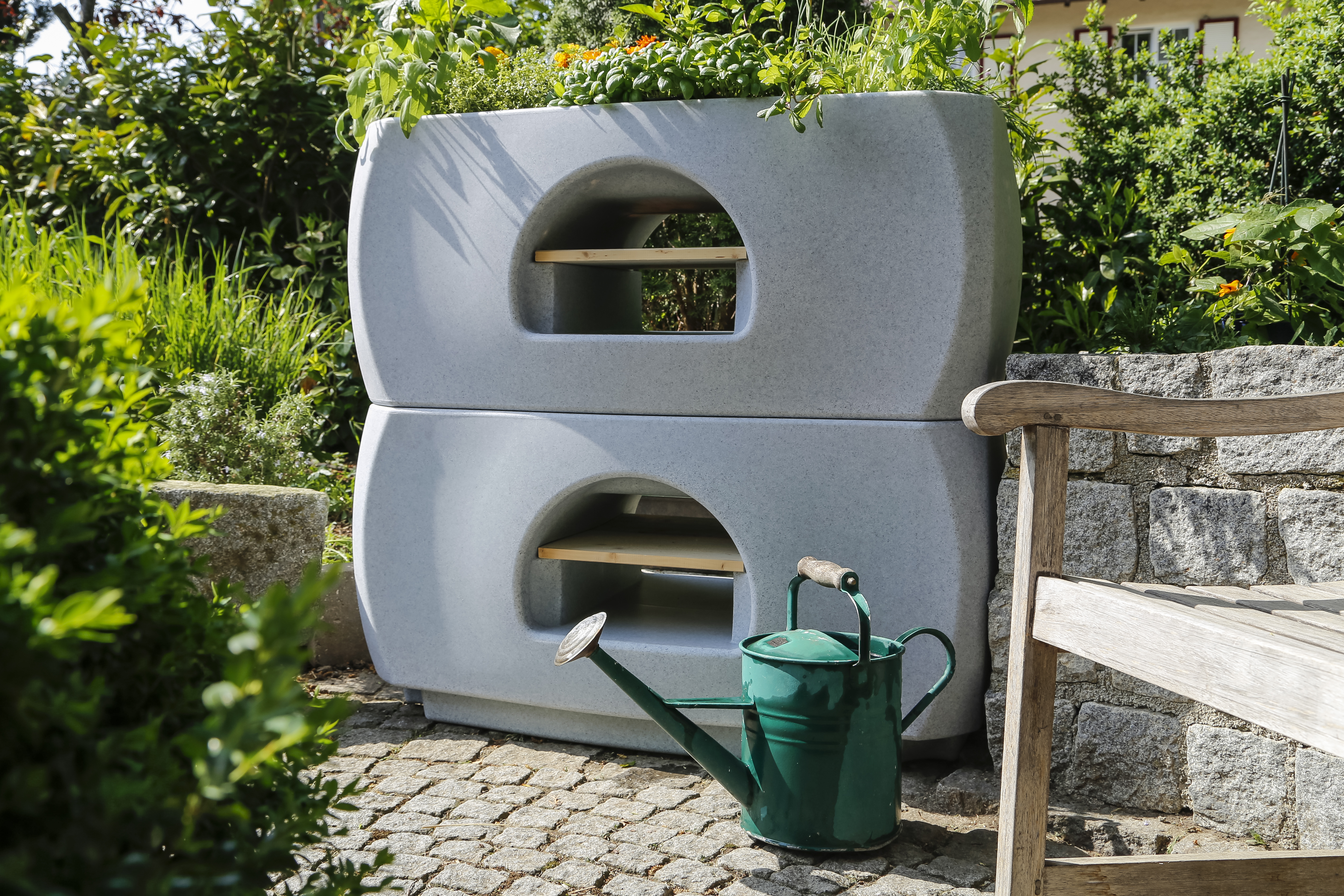 Urban Gardening Pflanzsystem in Farbe granit – Im Garten