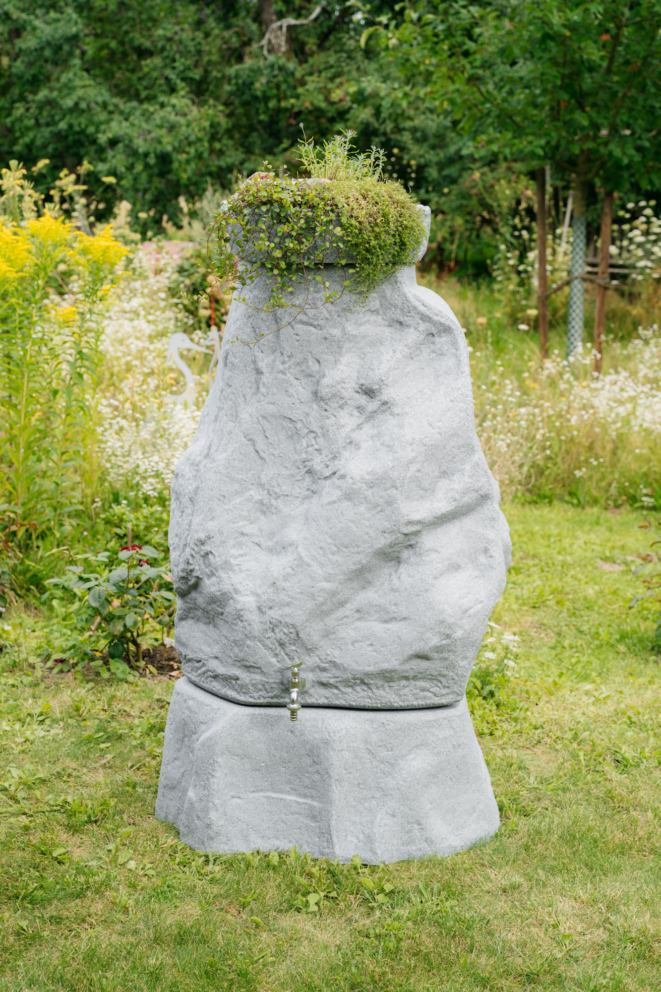 bepflanzte pflanzschale im garten auf dem hinkelstein