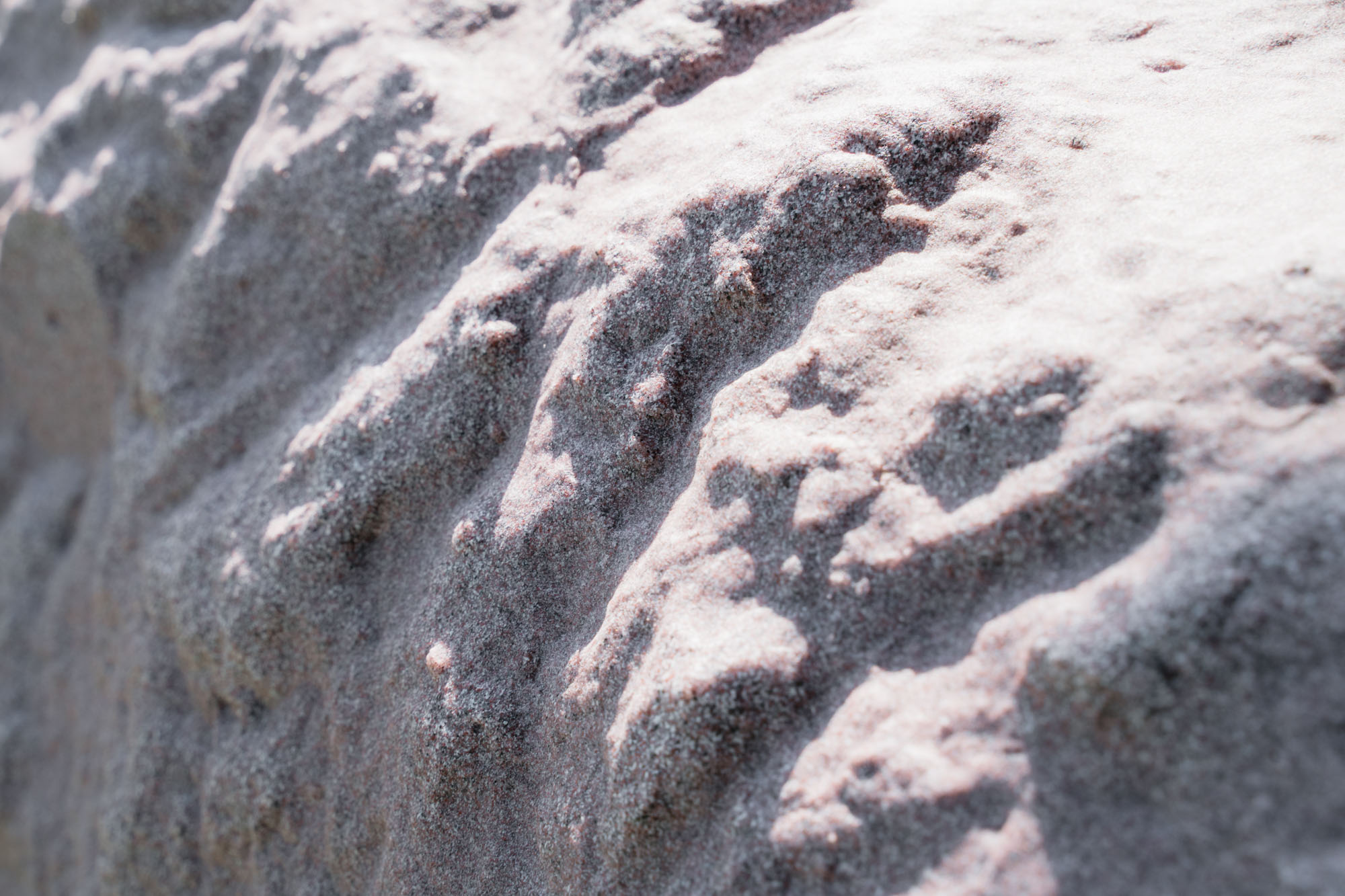 nahaufnahme des roten regenspeichers bei dem man die struktur gut sehen kann