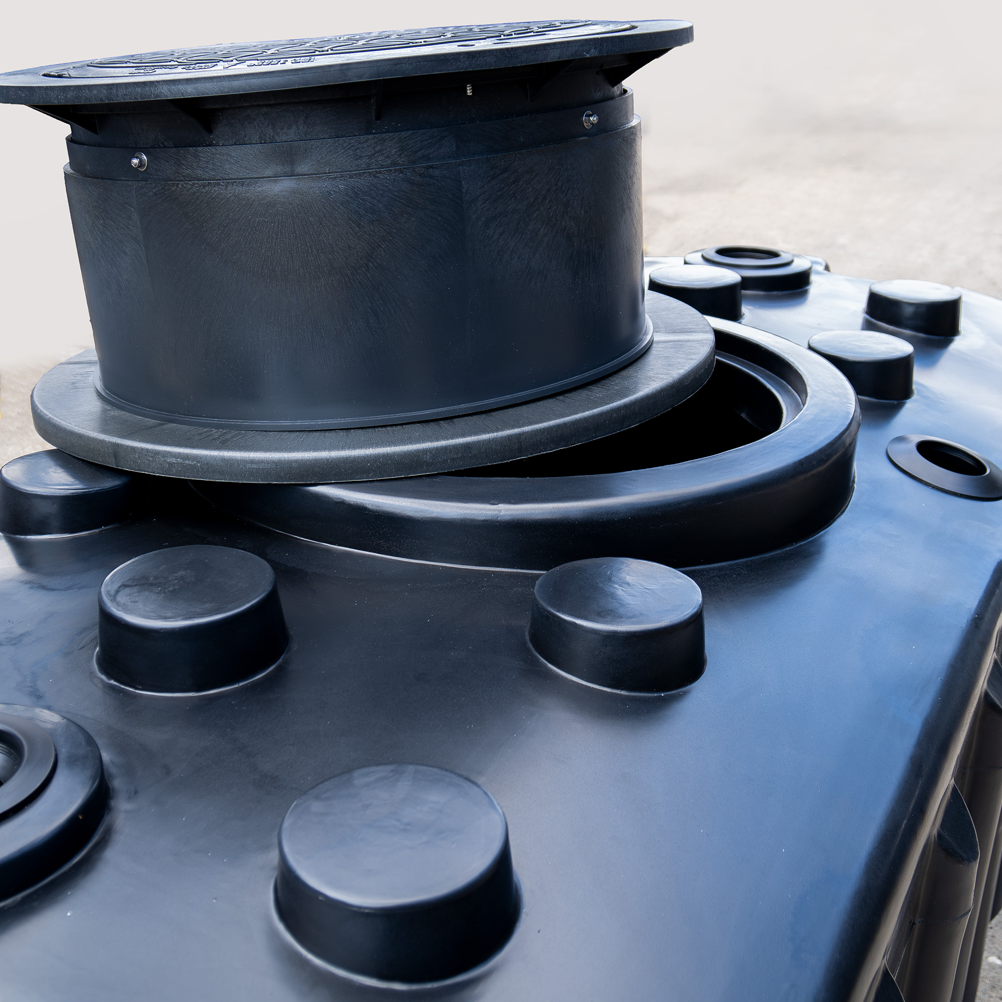 Flachtank 2000 Liter inkl. Dom