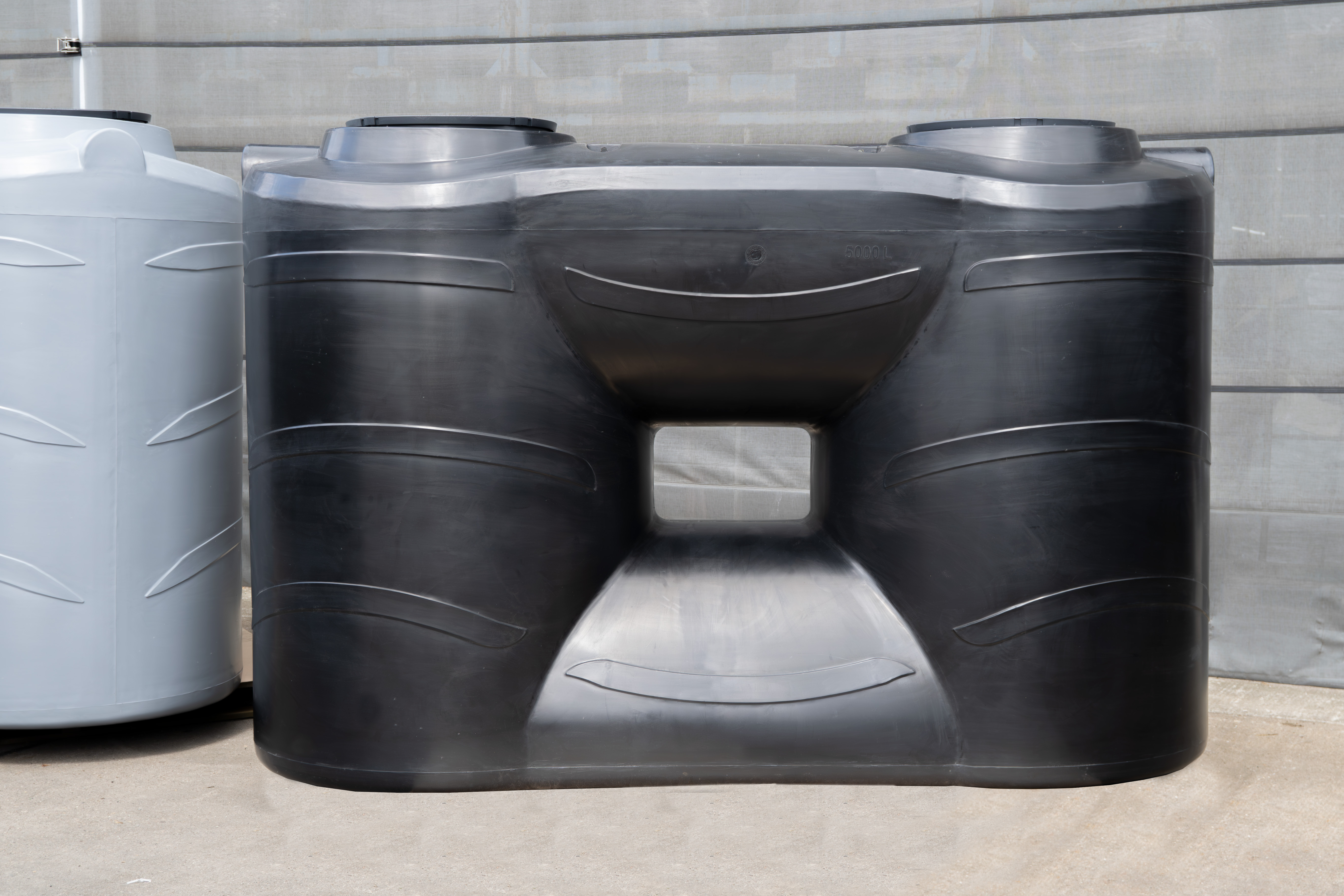 5000-Liter-Wassertank in Schwarz mit zwei Deckeln zur sicheren Regenwasserspeicherung, Frontansicht