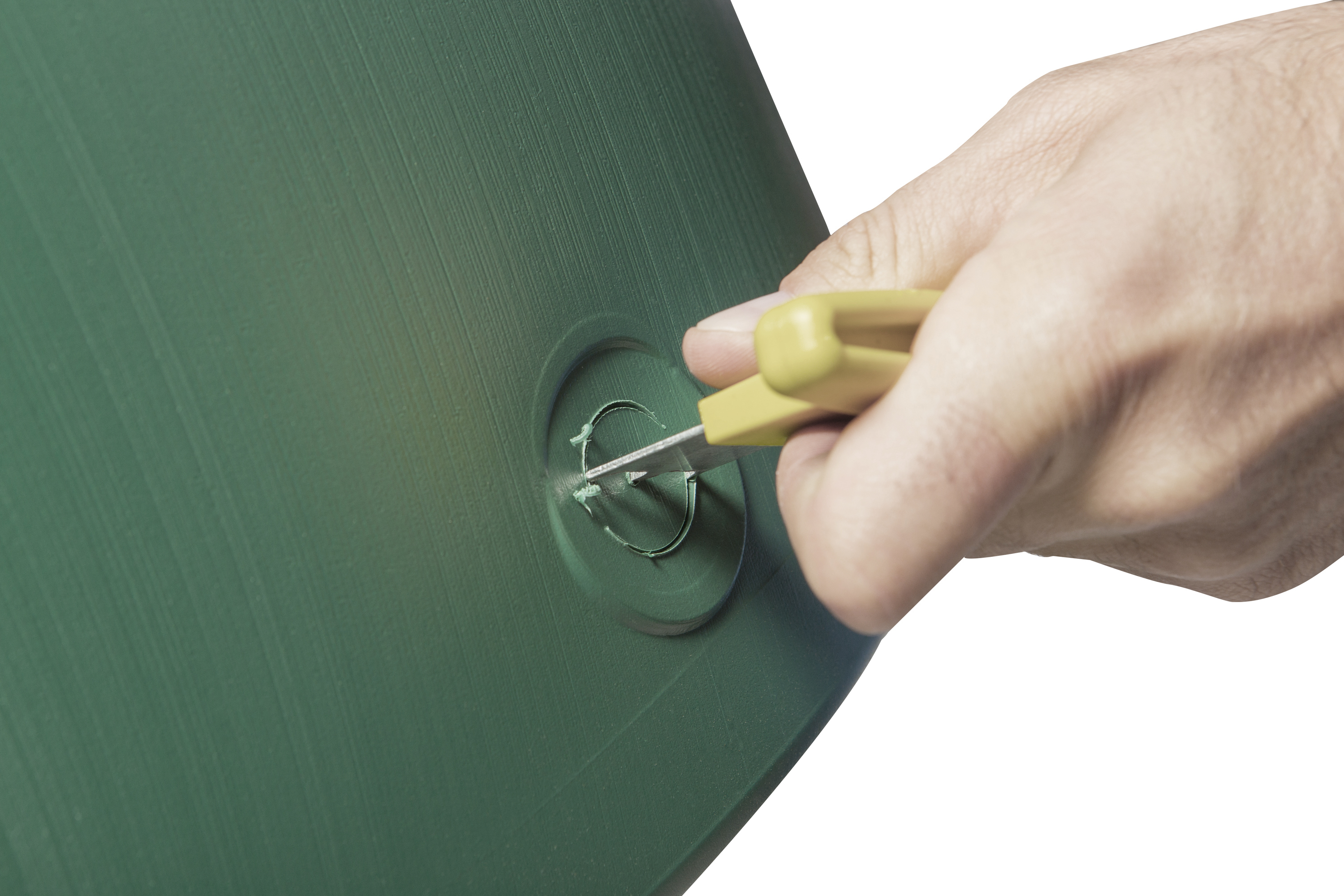 Bohren eines Lochs in die grüne Regentonne für den Wasserhahnanschluss