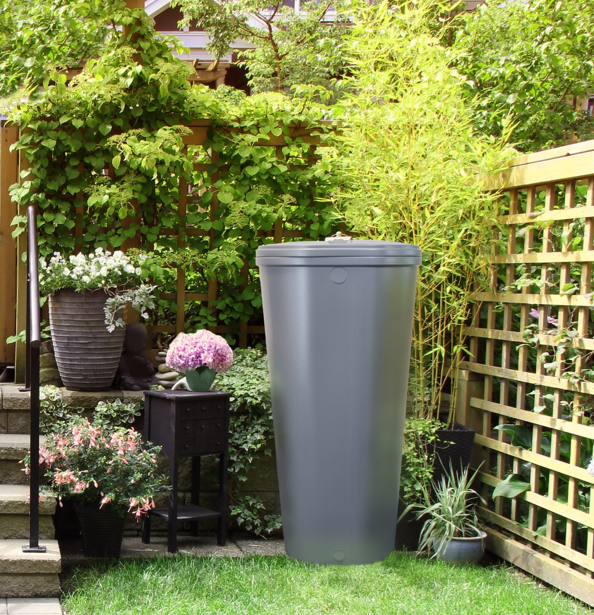 Regentonne 300 Liter in Grau im Garten aufgestellt