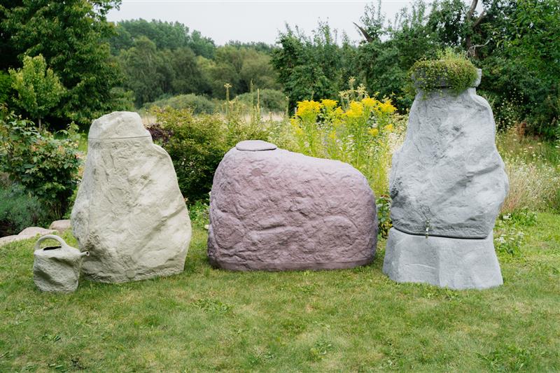 Bild im Garten-Hinkelsteine in granitgrau und sandfarben, Findling in granitrot, Gießkanne in sand